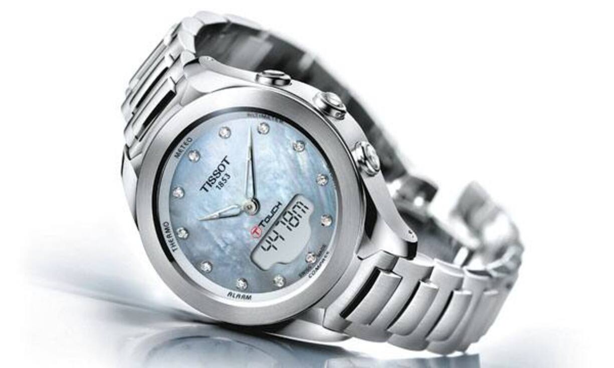 Unendliche Erfolgsgeschichte: Die 1999 lancierte T-Touch erfüllt alle Voraussetzungen, um als meistunterschätzte Erfolgsgeschichte in die Annalen der Uhrmacherei einzugehen. Niemand redet gross von der Multifunktionsuhr, die über das Glas gesteuert wird – aber viele kaufen sie. Tissot, mit über drei Millionen Uhren zweitwichtigster Hersteller der Schweiz, gibt mit der T-Touch Lady Solar weiter Gas. Der Preis stand bei Redaktionsschluss noch nicht fest.