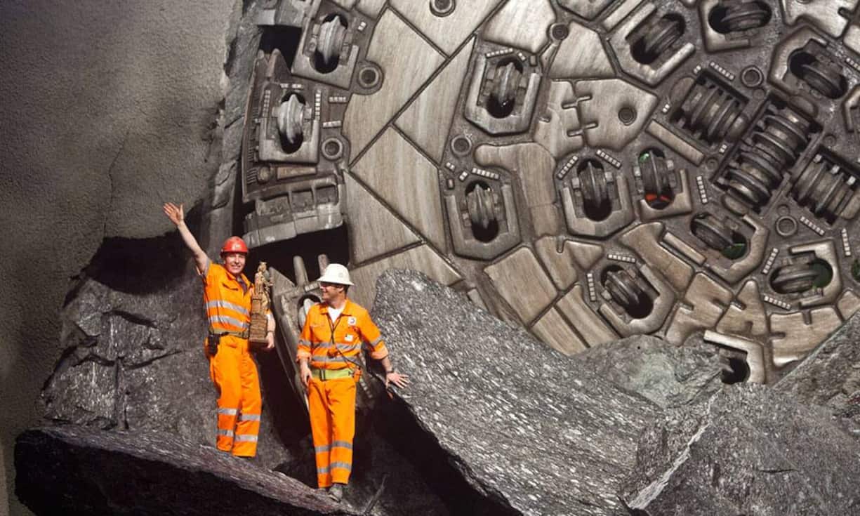 Mit seiner Länge von 57 Kilometern ist der vollendete Gotthard-Basistunnel der längste Eisenbahntunnel der Welt. Der bisherige Rekordhalter, der Seikan-Tunnel in Japan, wird um drei Kilometer übertroffen.
