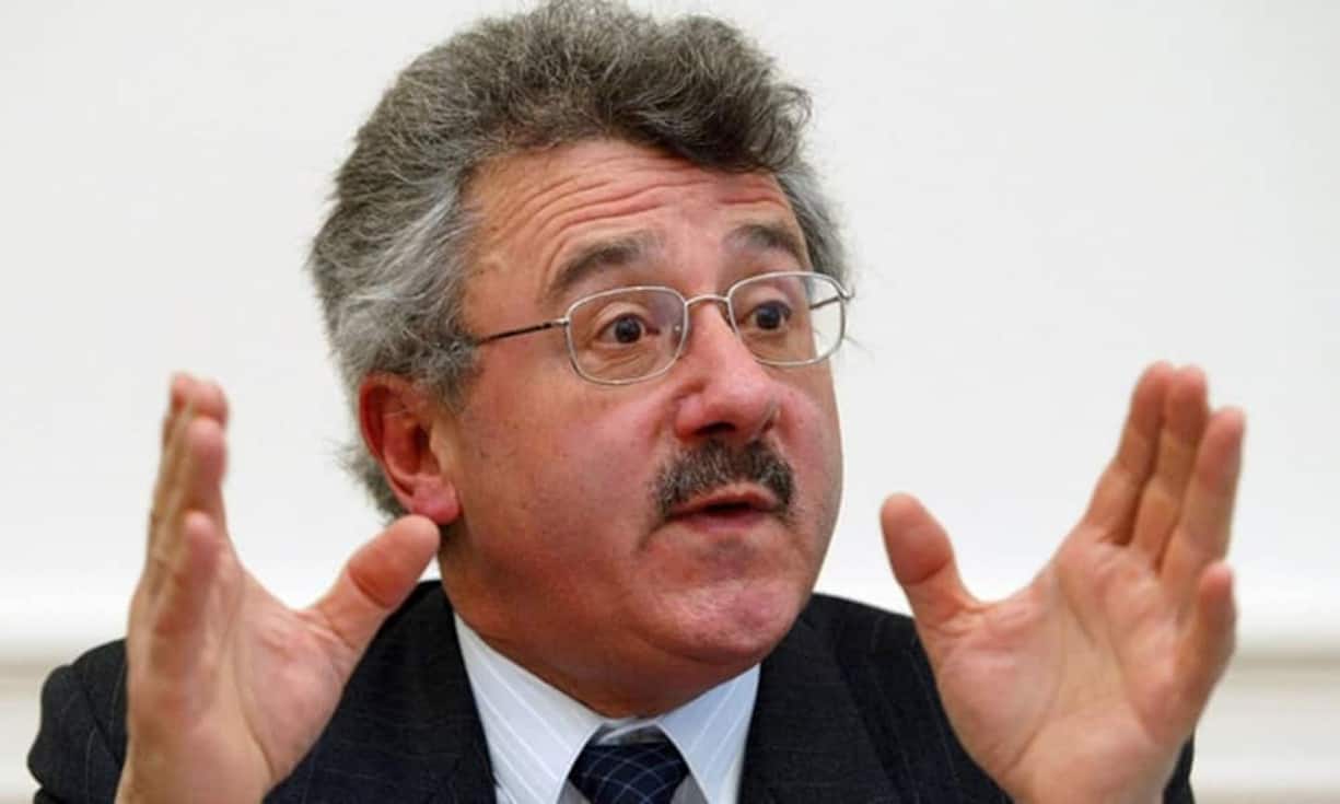 Die GegenspielerMit der Abstimmung über das Nachrichtendienstgesetz musste auch der NDB-Chef mit politischer Opposition umgehen. Vehemente Kritik kam vom emeritierten Staatsrechtsprofessor Rainer Schweizer. Er hatte den Gegenaufruf für Sicherheit in Freiheit und Rechtsstaatlichkeit unterzeichnet und warnte vor einer «geheimen Staatsgewalt» beim NDB. Schweizer wollte die geforderten neuen Überwachungskompetenzen lieber bei der Bundesanwaltschaft ansiedeln.