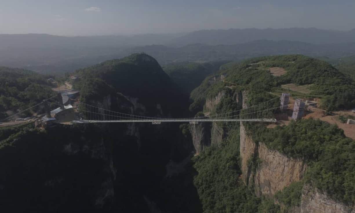 Zhangjiajie Canyon Bridge von Haim Dotan, in Arbeit (Zhangjiajie City, China)Nach der bevorstehenden Eröffnung wird die Zhangjiajie Canyon Bridge die längste Brücke weltweit mit einem gläsernen Boden sein. Die Brücke ist jedoch nicht nur für Touristen gedacht, sondern soll auch als Location für Bungeejumping und Modeschauen genutzt werden. Haim Dotan