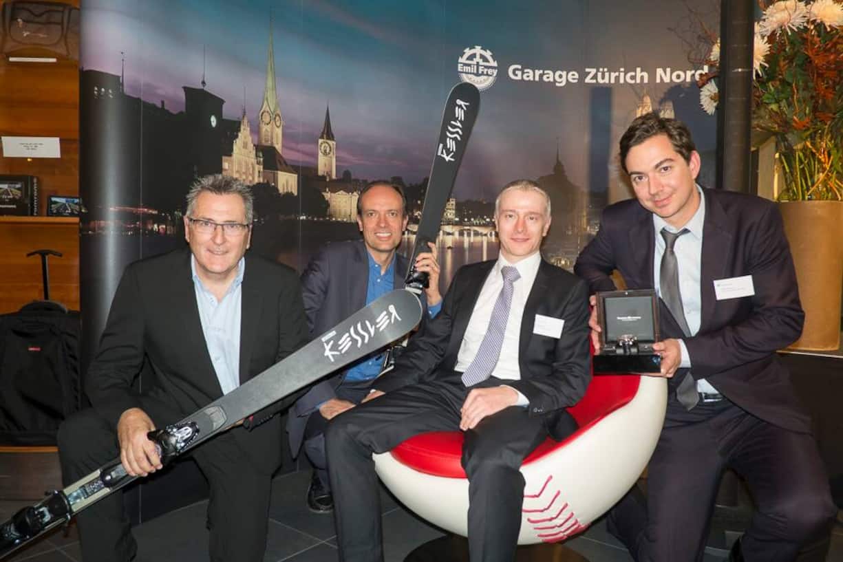 Die Preisgewinner mit dem Skisponsor Hansruedi Buri, Buri-Sport AG Wädenswil; Thomas Hegg, Hegg Partner AG; René Schärer, Aare sSeeland mobil AG, mit dem gewonnenen Baseball-Sessel von SITAG; Gieri Hinnen, Swiss International Air Lines mit der von ihm gewonnenen Maurice Lacroix Uhr