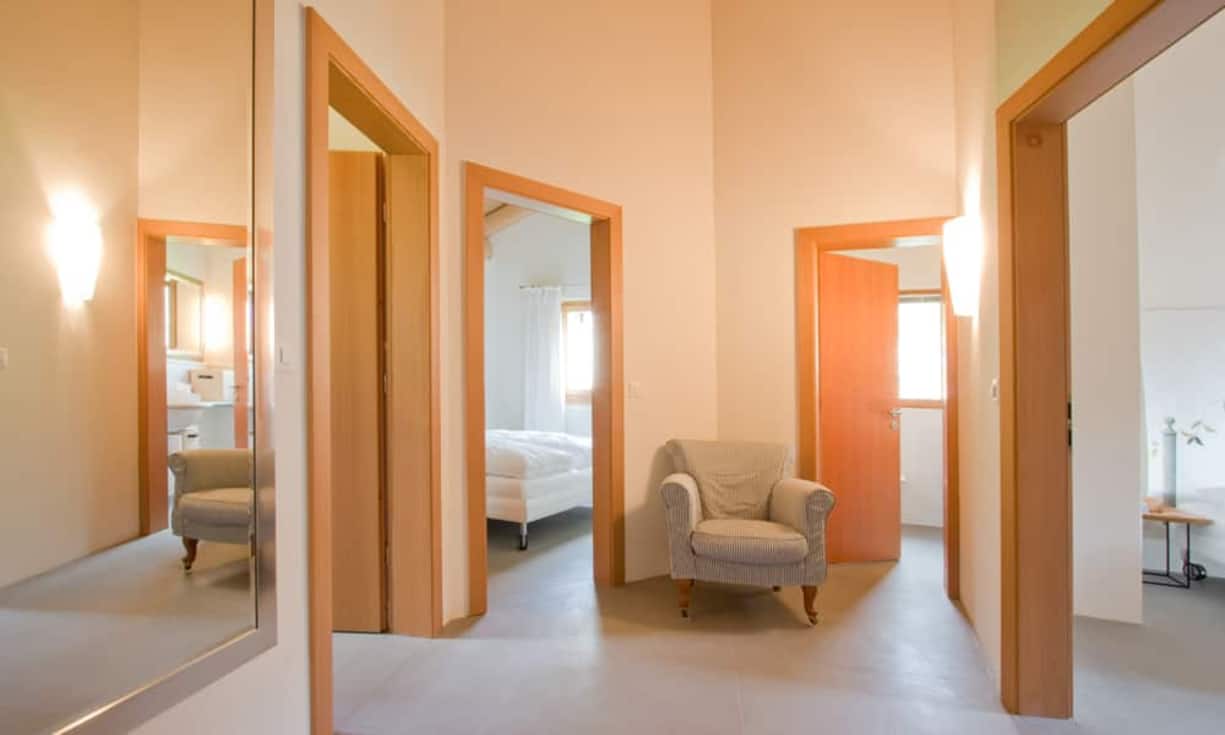 Gäste können es sich auch gemütlich machen: Die Wohnung bietet drei grosszügige Schlafzimmer mit angrenzenden Bädern.