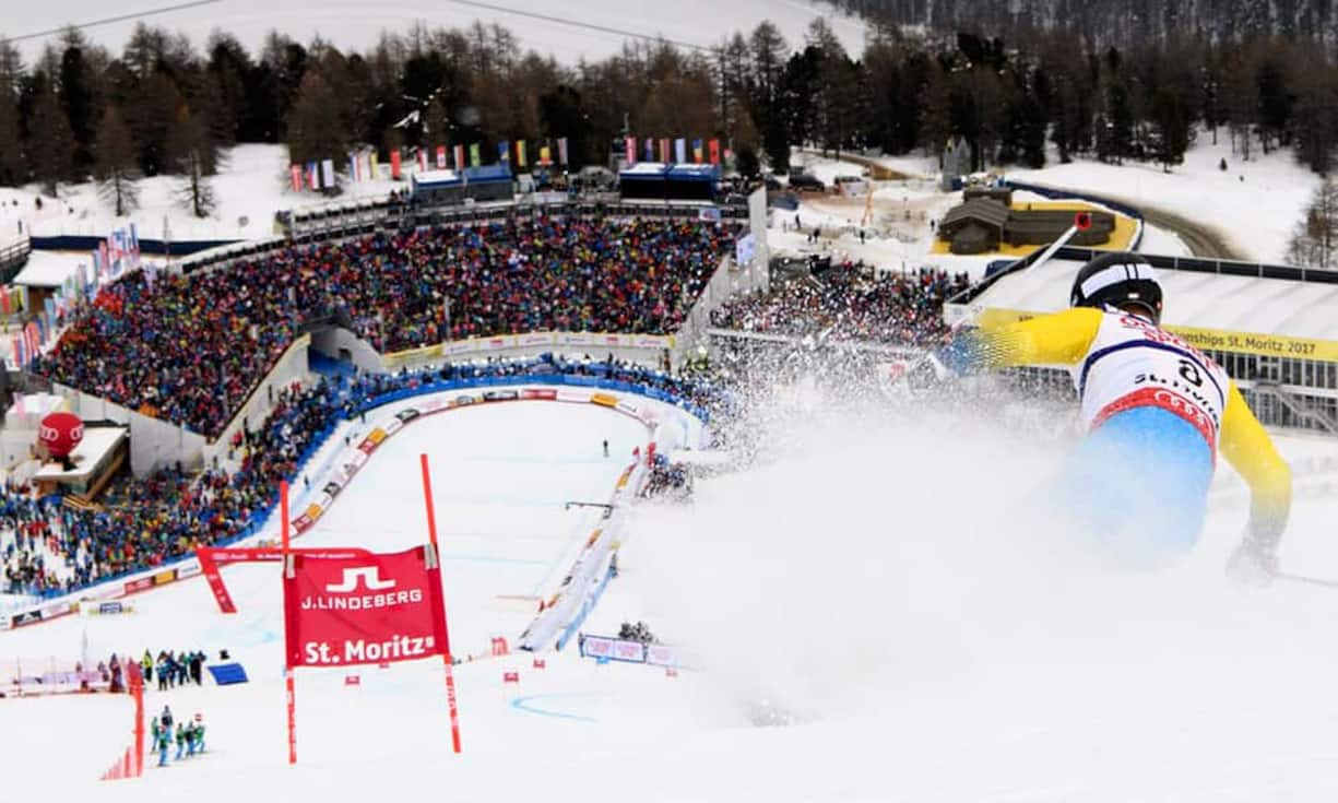 Wolken und Schneetreiben sorgen im Riesenslalom der Männer für schwierige Bedingungen.