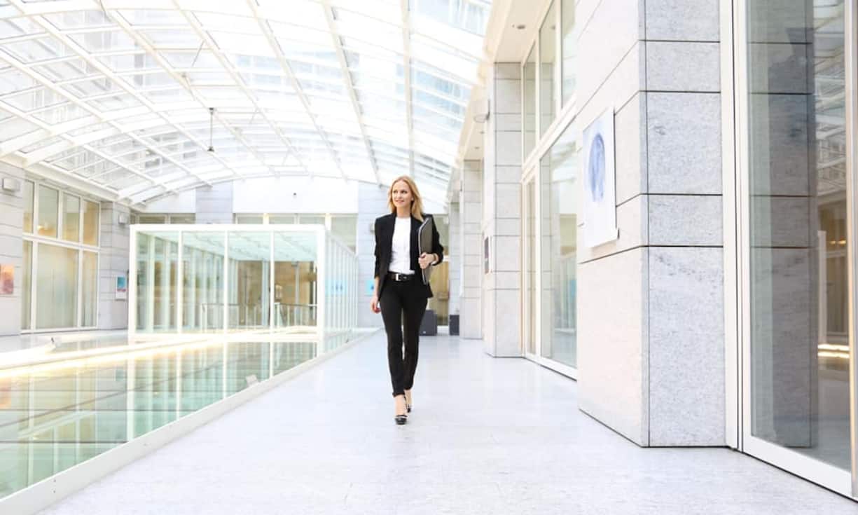 Kolumnistin Nel-Olivia Waga findet, dass einige männliche Fashion-Accessoires den Frauen im Business eine seriöse Note verleihen können...