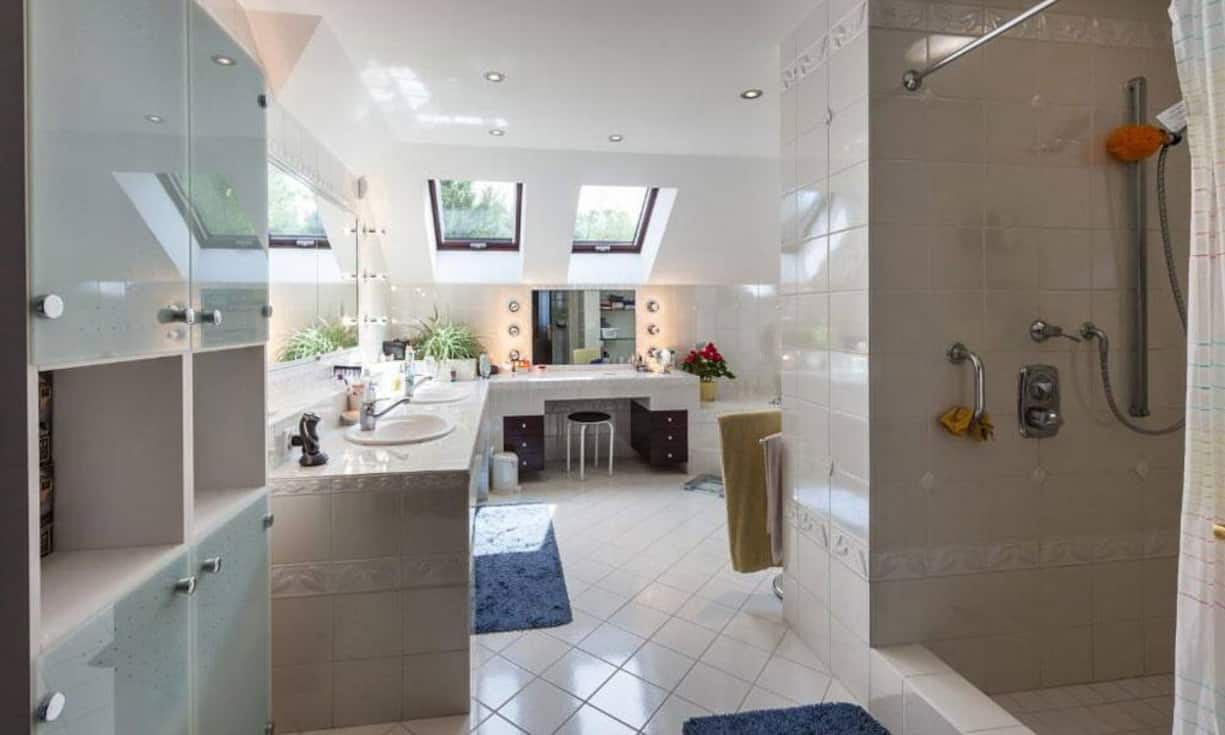 Die Wohnung wurde 2006 innen komplett renoviert und neu ausgestattet.