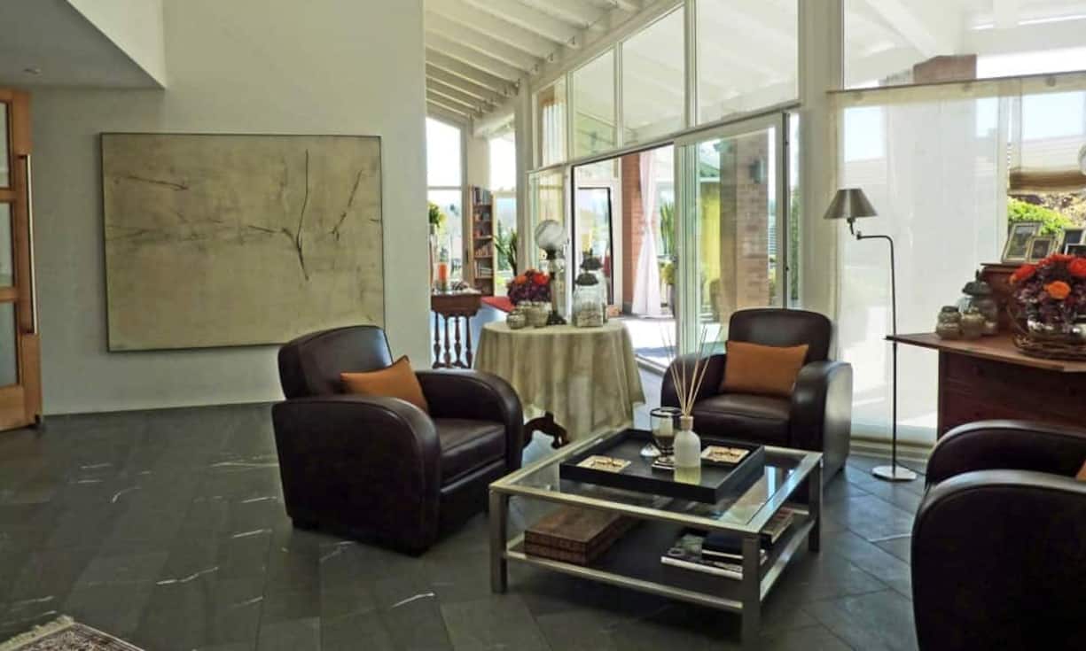 ... grosse Zimmer, Vorratsrraum, Weinkeller, Technikraum, drei Garagenplätze und einem Warenlift durch das Haus.