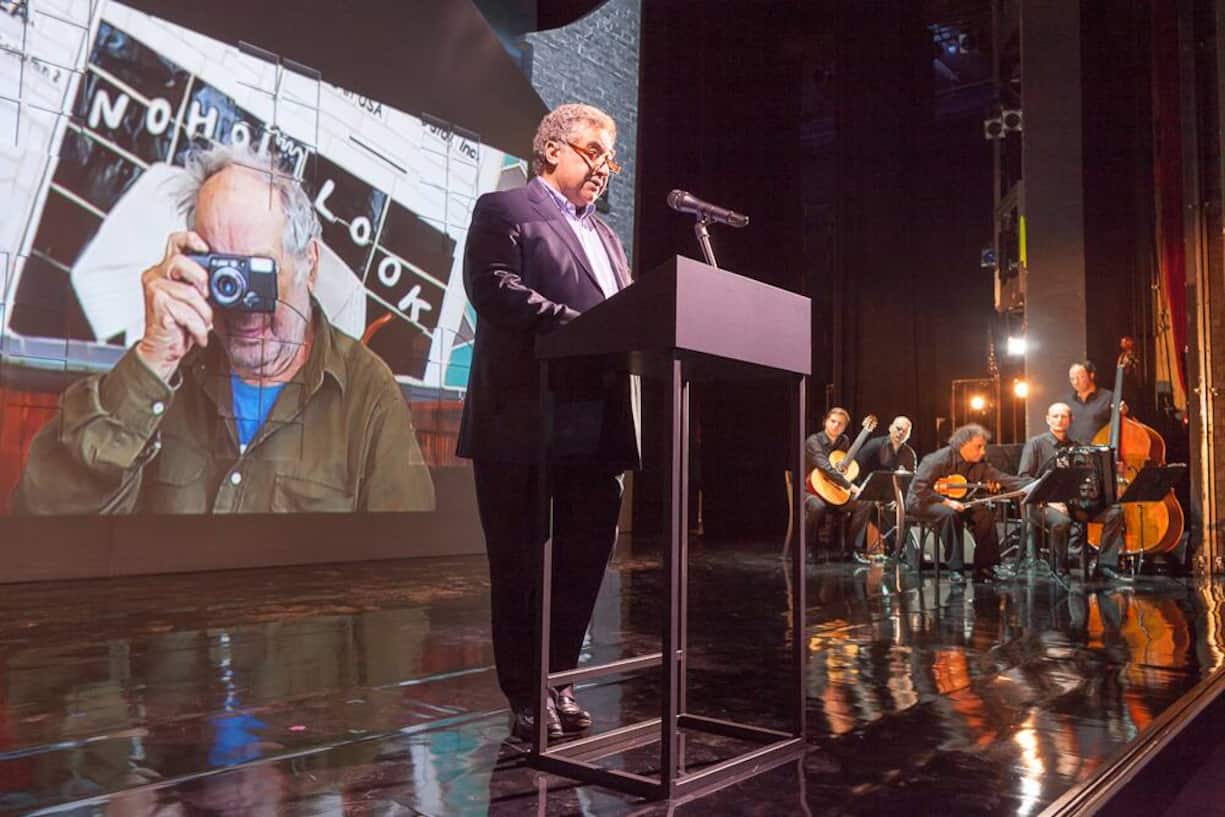 Guido Magnaguagno bei der Laudatio zu Ehren von Robert Frank, hinten hinter der Camera