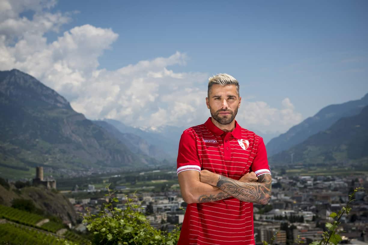 Valon Behrami, le nouveau joueur du FC Sion pose pour le photographe lors d?une conference de presse du FC Sion ce jeudi 4 juillet 2019 a Martigny. (KEYSTONE/Jean-Christophe Bott)