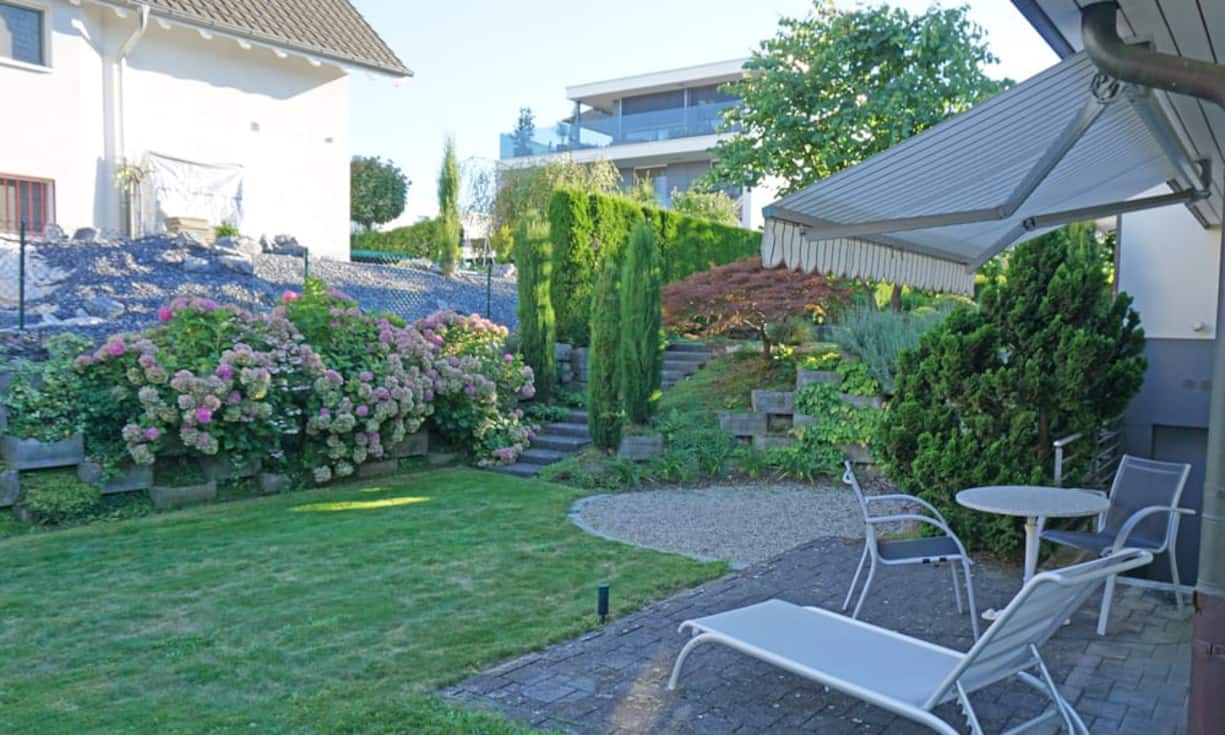 Auch der Garten des Anliegerhauses verfügt über gemütliche Ecken.