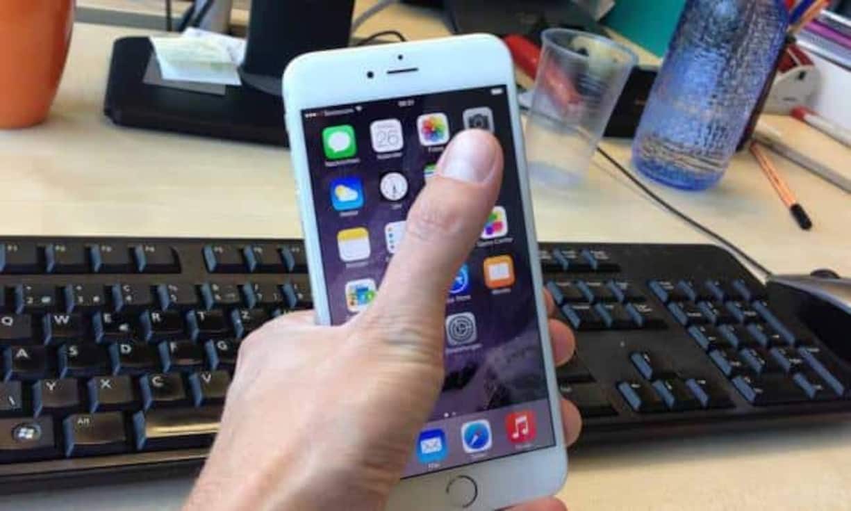 Die Bedienung des iPhone 6 Plus mit einer Hand ist eine Herausforderung – auch mit langen Fingern.