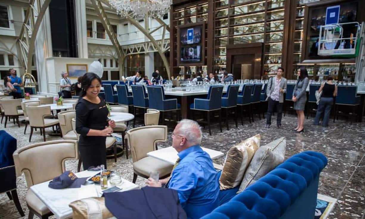 Neben 263 Zimmern verfügt das Schlosshotel über einen Ballsaal, den grössten der Stadt. Die Zimmer kosten pro Nacht mindestens 700 Dollar.