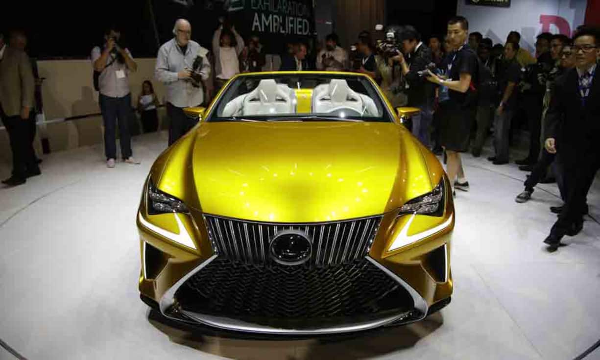 Der LF-C2 besticht durch sein kurzes Heck, markanten L-förmigen Scheinwerfer und Leuchten, sowie dem der Marke typischen Kühlergrill mit einer besonders sportlichen Form.