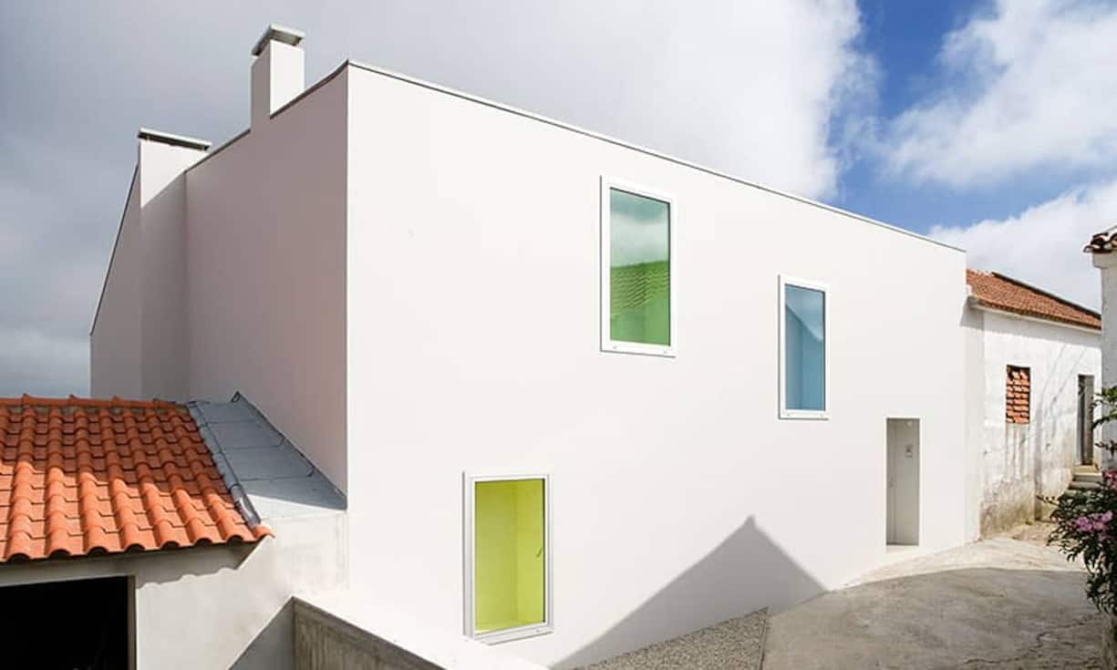 Das moderne Gebäude «Sobral da Lagoa» mit seinen farbigen Fenstern steht…