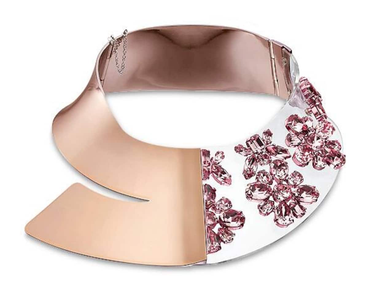Plastron-Collier aus Metall und Kunstharz mit rosa Kristallen. 2470 Franken,  Dior