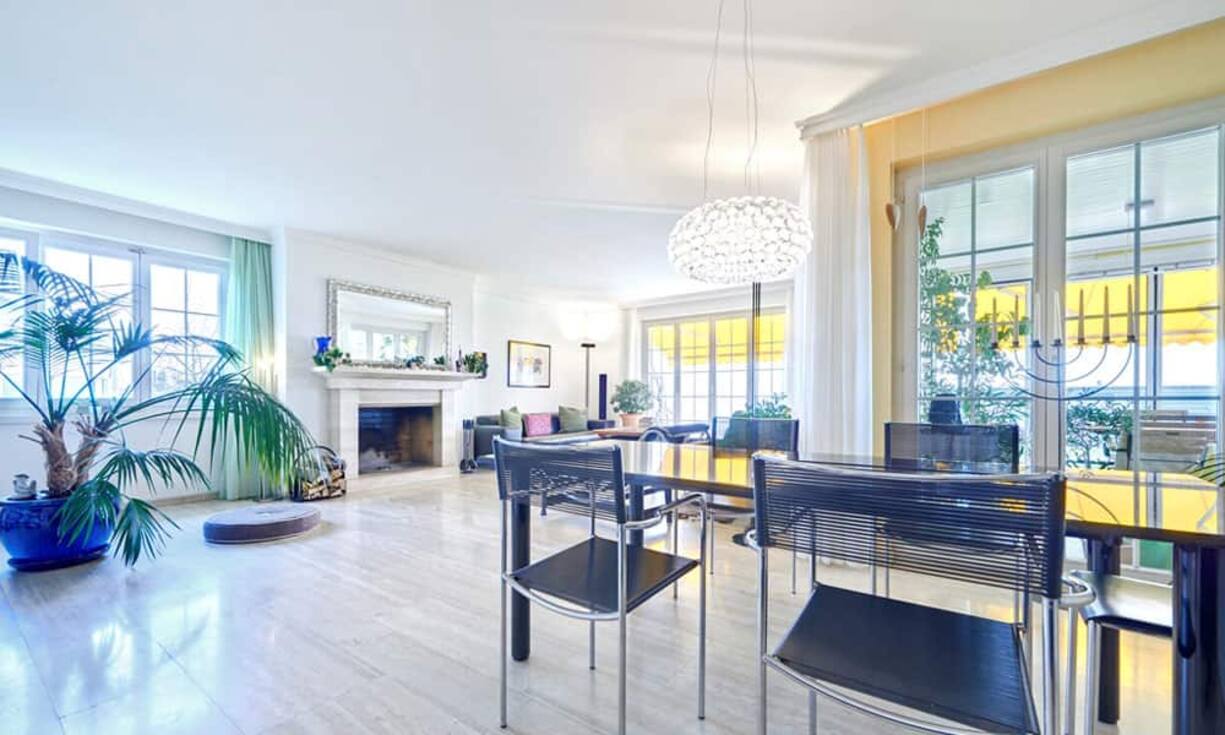 Die 9,5 Zimmer des Gebäudes sind auf drei Geschosse verteilt. Im Wohnzimmer findet sich ein englisches Cheminée.