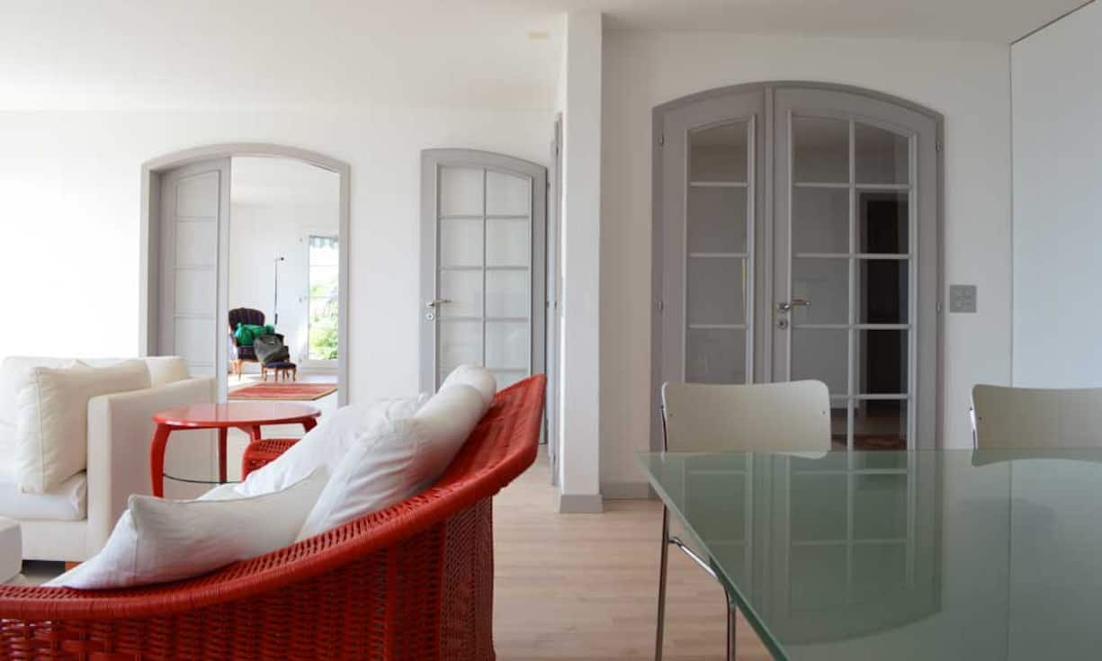 Im Inneren kombinieren sich Klasse und Stil lichtdurchfluteter Räume mit hochwertigen Materialien sowie zeitloser Kunst und internationaler Kultur.