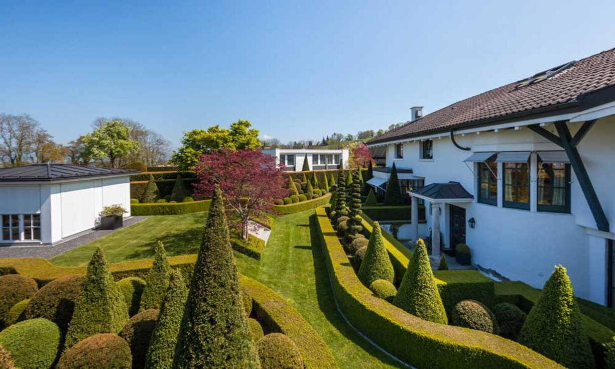 Die Villa befindet sich in der Gemeinda Thal im St. Galler Rheintal. Preis auf Anfrage 
Quelle und Bilder: Engel & Völkers