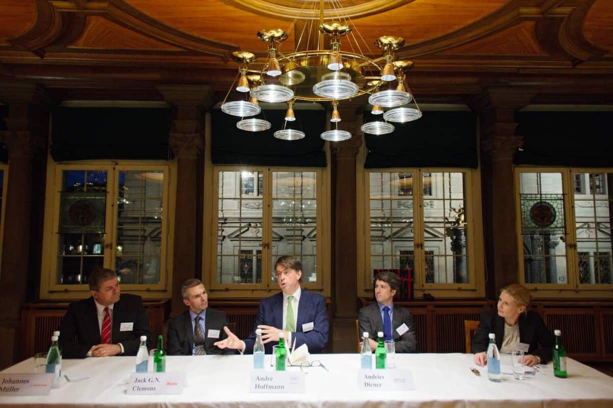 Das Panel: Johannes Müller, Dätwyler Cabling Solutions AG; Jack G.N. Clemons, Bata Shoe Organization; André Hoffmann, Roche & Givaudan; Andries Diener, Diener Sys Real Estate; Katja Berlinger, Moderatorin.