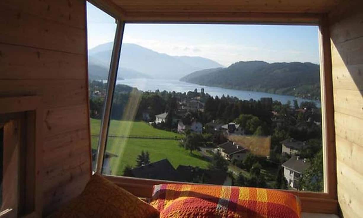 Von den Terrassen ergibt sich ein spektakulärer Blick auf die Kärntner Berge und den Millstätter See, welcher durch das Panoramafenster, vor der Liegefläche des geschlossenen Körpers, noch gesteigert wird. Alasdair Jardine