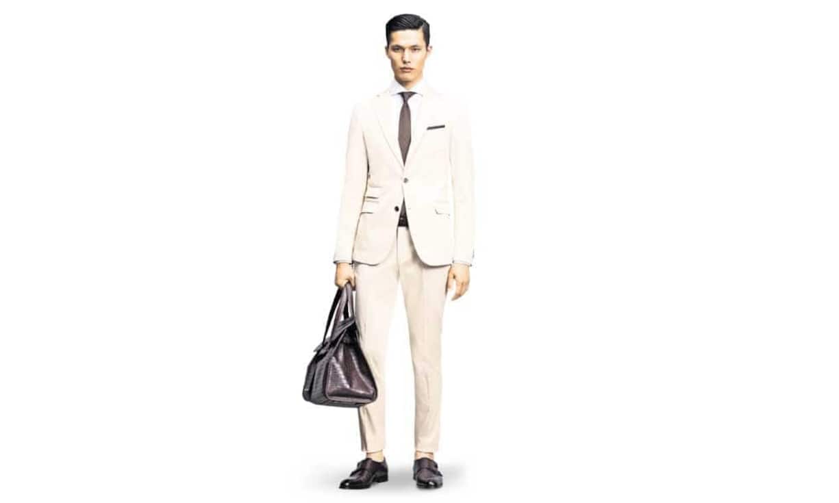 Beige wirkt natürlich und zurückhaltend und lässt sich gtu mit vielen Farben kombinieren. Aus diesem Grund ist Beige auch bei Geschäftskleidung unverzichtbar.Boss: Business-LookAnzug, 799 Franken. Hemd Dwayne, 139 Franken. Krawatte, 139 Franken. Einstecktuch, 59 Franken. Gürtel Cereto, 105 Franken. Schuhe T-Legionio, 529 Franken. Tasche Southern, 899 Franken.