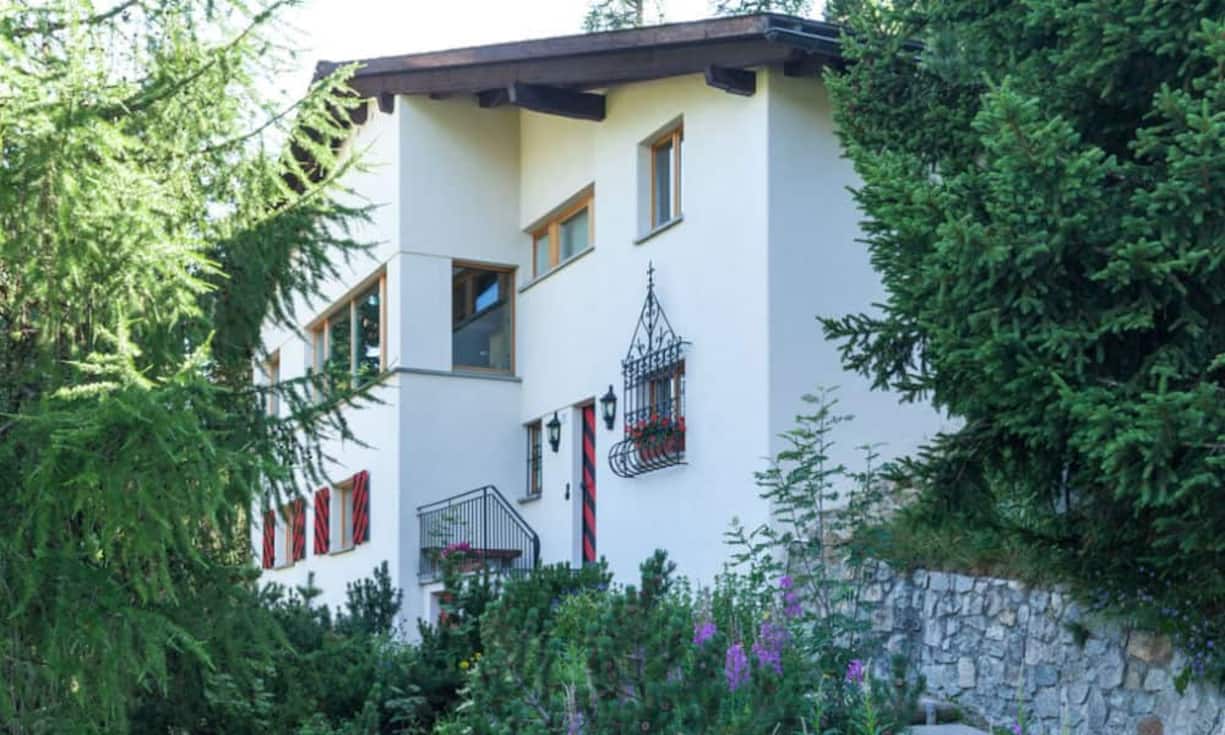 Zu der Liegenschaft gehört eine Garage mit einem Aufzug zum Haus. In der Garage ist Platz für mehrere Fahrzeuge.