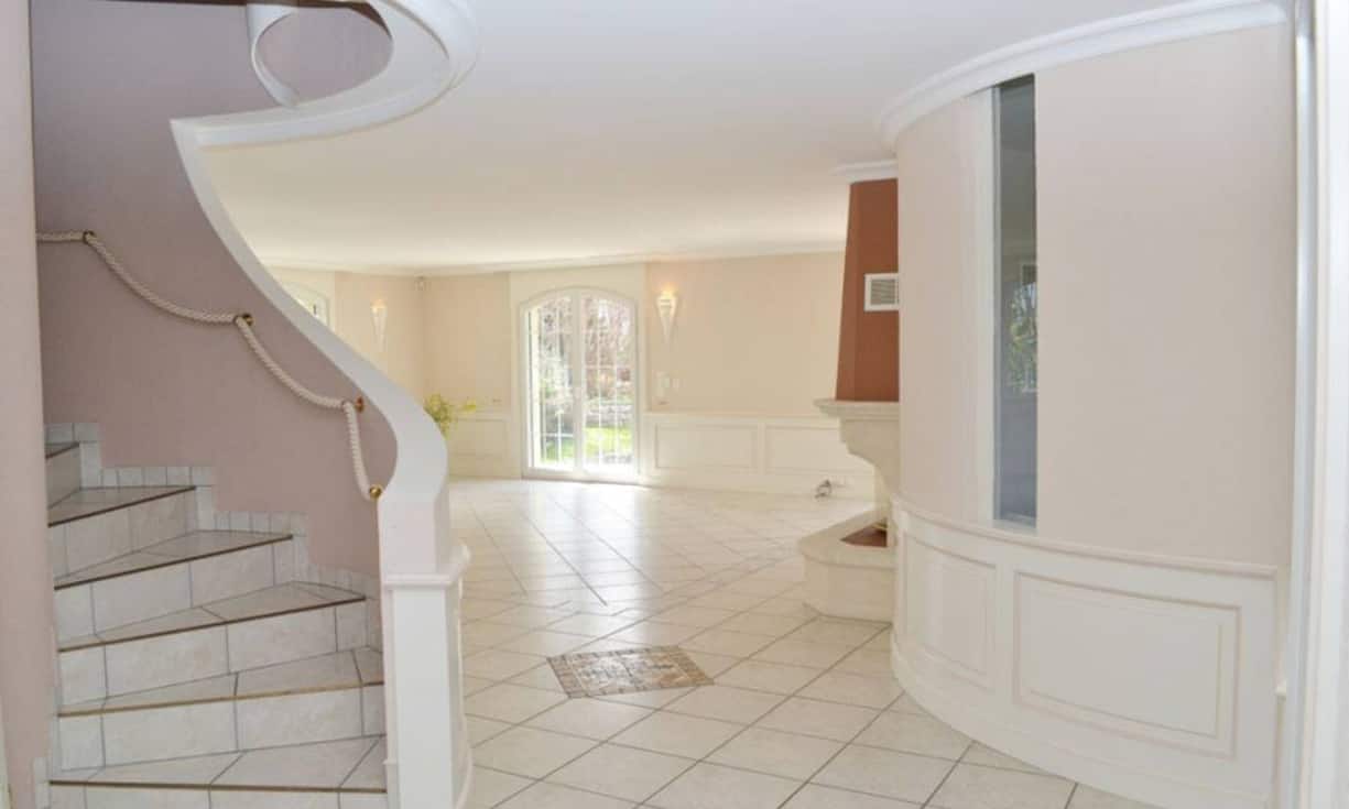 Im oberen Stockwerk befindet sich das Elternzimmer sowie drei zusätzliche Schlafgemächer.