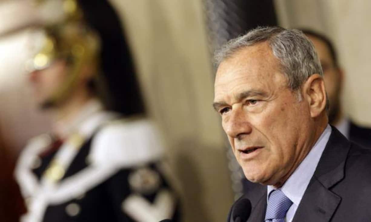Pietro Grasso ist Präsident des italienischen Senats. Einst war der Jurist und Staatsanwalt als Anti-Mafia-Jäger bekannt. Der 71-Jährige hat zwar noch keine Erfahrung als Ministerpräsident, war aber immerhin schon kurzzeitiger Interimspräsident nach dem Rücktritt von Staatspräsident Giorgio Napolitano 2015. Fast drei Wochen lang nahm der PD-Politiker die Aufgaben des Staatsoberhauptes wahr, bis Mattarella sein Amt antrat.
