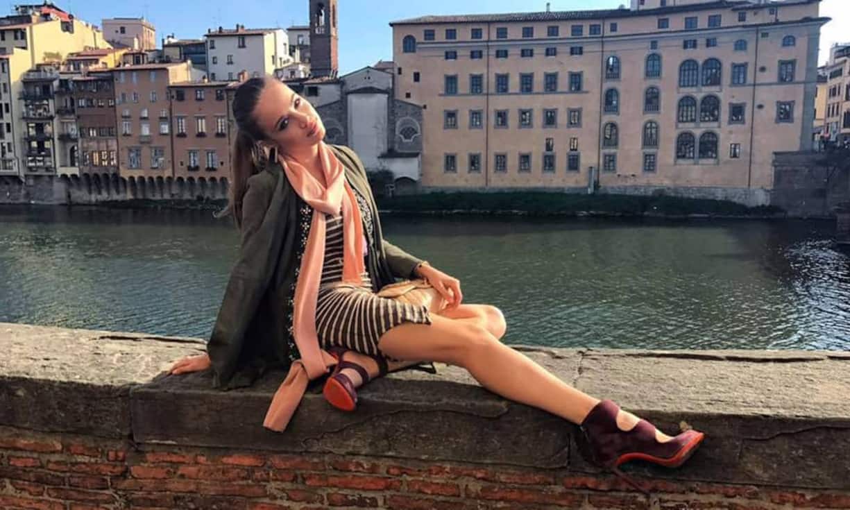 Die Schweizerin Xenia Tchoumi (29) lebt in London und steuert von dort das Wachstum auf ihren sozialen Netzwerken: Fast sechs Millionen Menschen folgen ihr auf Facebook, eine Million auf Instagram. Sie kooperiert mit Marken wie IWC, Bulgari, Gucci, Dior, Tod’s, Intimissimi, Tom Ford und mehr. Gerade hat sie einen grossen Vertrag mit dem Mobiltelefonanbieter Huawei abgeschlossen. In der Schweiz ist sie die Markenbotschafterin der Optikerkette Visilab.