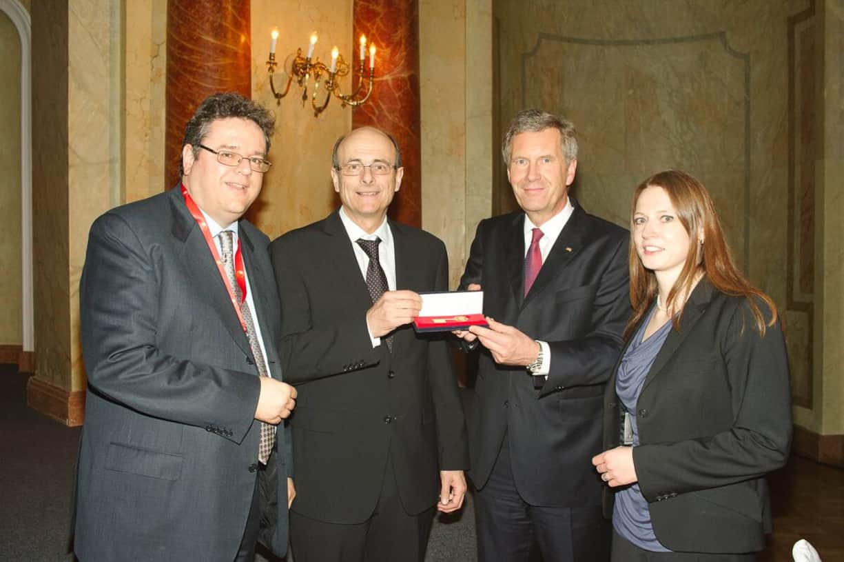 Christian Wulff erhält den goldenen Stadtschlüssel von Interlaken.
Oliver Stoldt, Gründer Alpensymposium; Urs Graf, Gemeindepräsident Interlaken; Christian Wulff, Bundespräsident a.D.; Janin Heukamp, Konferenzleiterin, Alpensymposium.