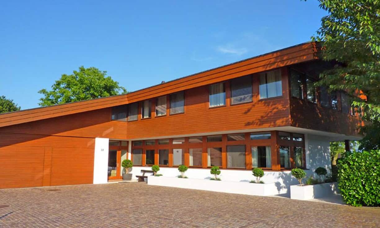 Auf drei Seiten umgeben von Landwirtschaftszone, bietet das Anwesen im ruhigen Wohnquartier von Bützberg BE viel Platz und eine Privatsphäre sondergleichen.