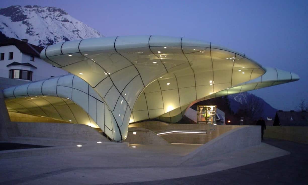 Hadid wurde häufig vorgeworfen, dass ihre Gebäude nicht funktional seien. Dennoch sind viele Werke der Architektin für den Alltagsgebrauch durchaus geeignet. Das Bild zeigt die Bergstation der Hungerburgbahn in Innsbruck.
Hafelekar/CC