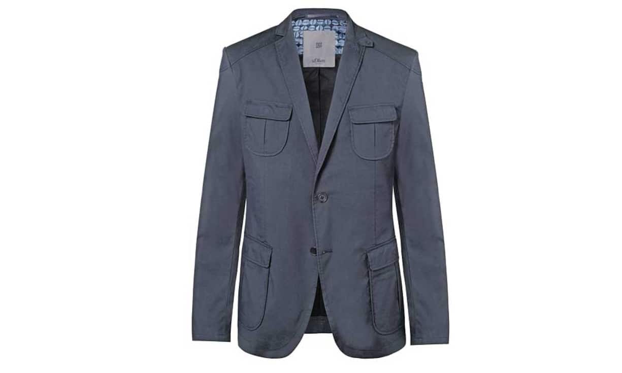 S.Oliver - Military
Sportliche Looks gehen mit militärisch angehauchten Schnitten eine attraktive Verbindung ein. Dazu passt die Trendfarbe Navy.
Preis 299 Franken