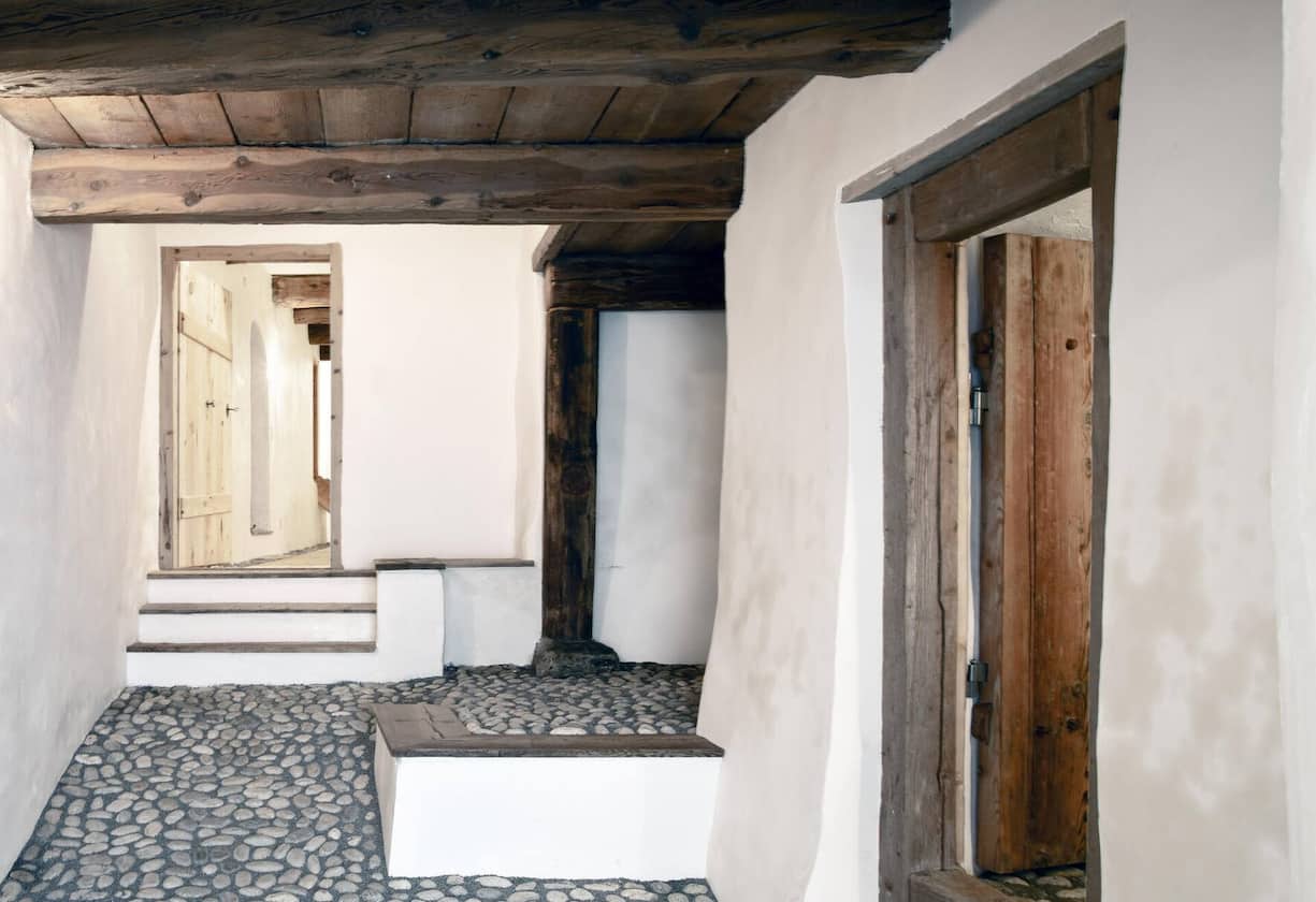 Bei einem ehemaligen Stalleingang wurde das alte Kopfsteinpflaster belassen. Darunter verbirgt sich aber eine moderne Fussbodenheizung.