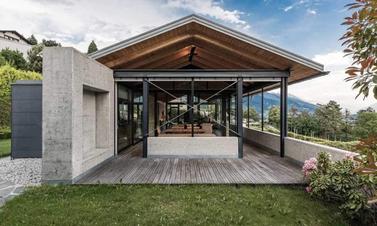 Die Villa, welche im Jahre 2005 gebaut wurde, misst 242 m2 und liegt auf einer Parzelle, welche nach Süden orientiert ist und 1443 m2 Land und Garten hat.