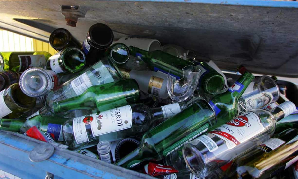 Das Trennen nach Farben beim Altglas ist tatsächlich nötig. Beim Einschmelzen wird dieses nicht wieder zusammengeschüttet.