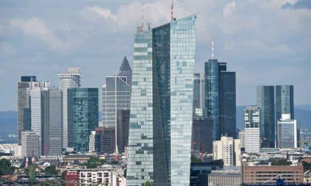 Risiken, die die Schweiz teilweise beeinflussen kann: 
Die Expansive Geldpolitik erreicht ein Ausmass, das mehr schadet als nutzt.