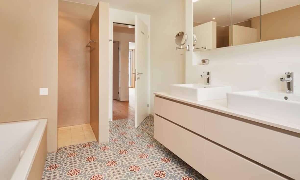 Eines von zwei Badezimmern. 
Preis: CHF 1'370'000