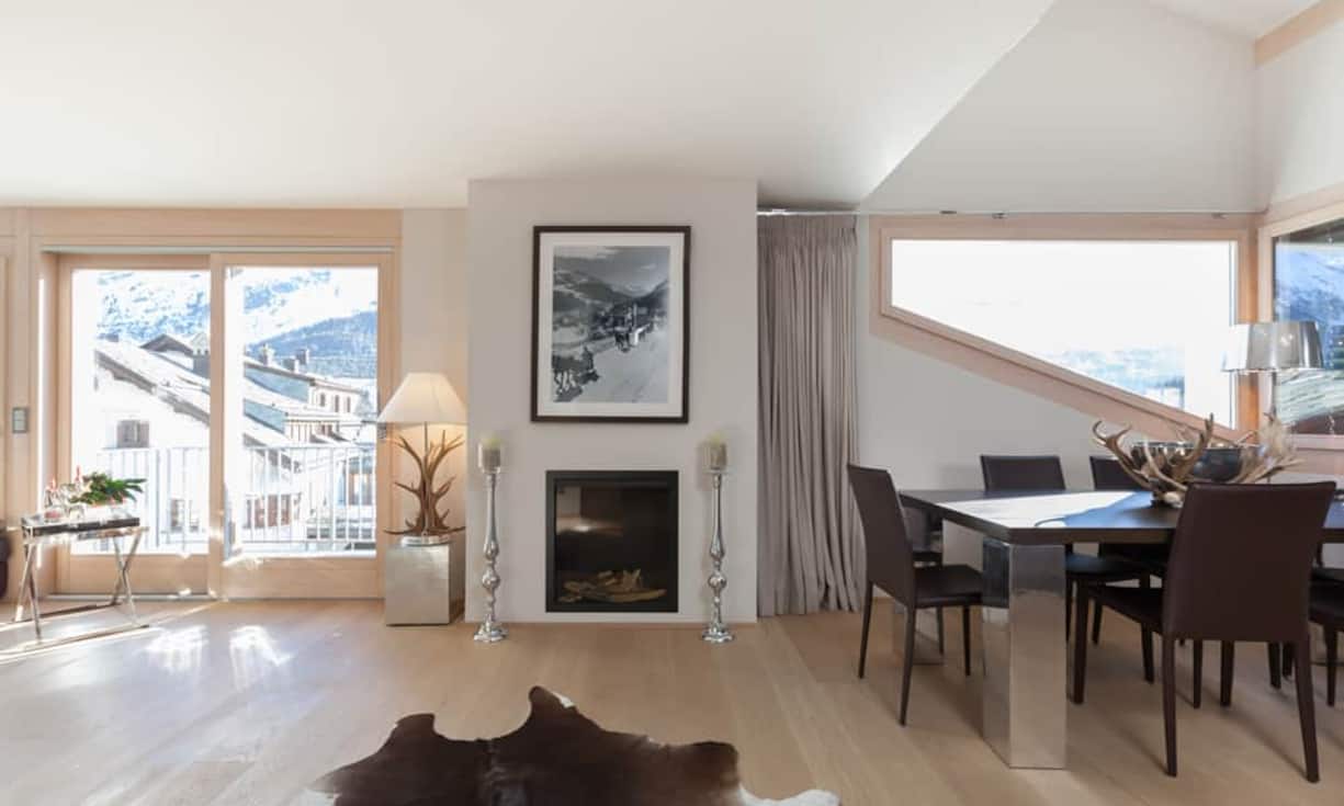 Die Wohnung ist mit hochwertigen Holzoberflächen ausgestattet.