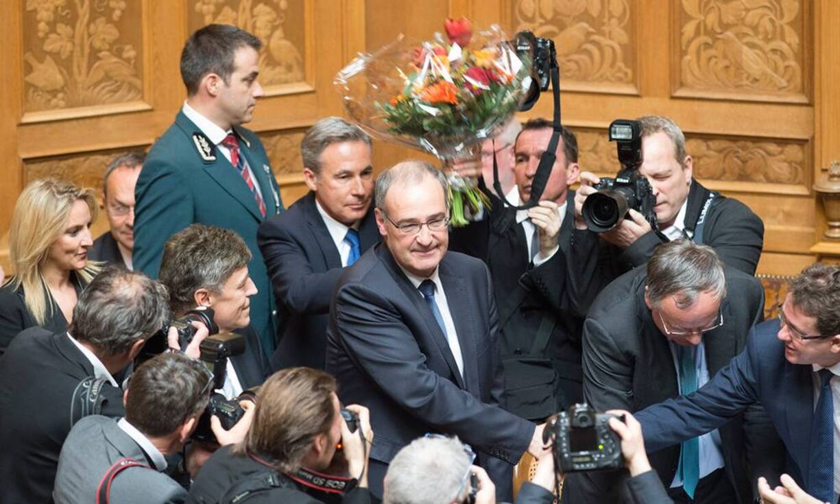 Die Bundesratswahl 2015 in Bildern: Die SVP hat ihren zweiten Bundesratssitz zurückgewonnen. Der Waadtländer Nationalrat Guy Parmelin schafft im dritten Wahlgang mit 138 Stimmen den Einzug in den Bundesrat. Für den 56-jährigen Weinbauer ist das ein gutes Resultat.