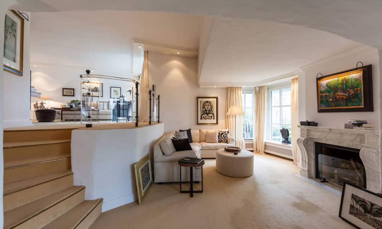 Die 13 Wohnräume scheinen nahtlos ineinander überzugehen und bieten Platz zum Wohnen, Arbeiten und Relaxen.