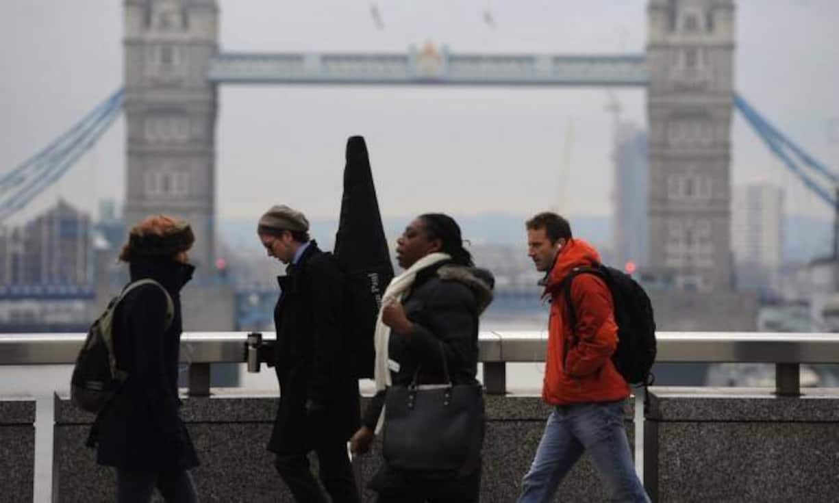 38 Prozent sagten, sie erlebten laufend sexuelle Anspielungen. Jeder Dritte hört demnach regelmässig Kommentare zu Kleidung oder Auftreten.