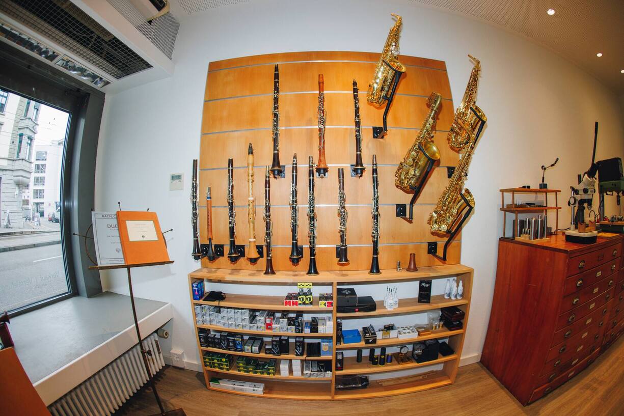 Diverste Klarinetten an einer Wand