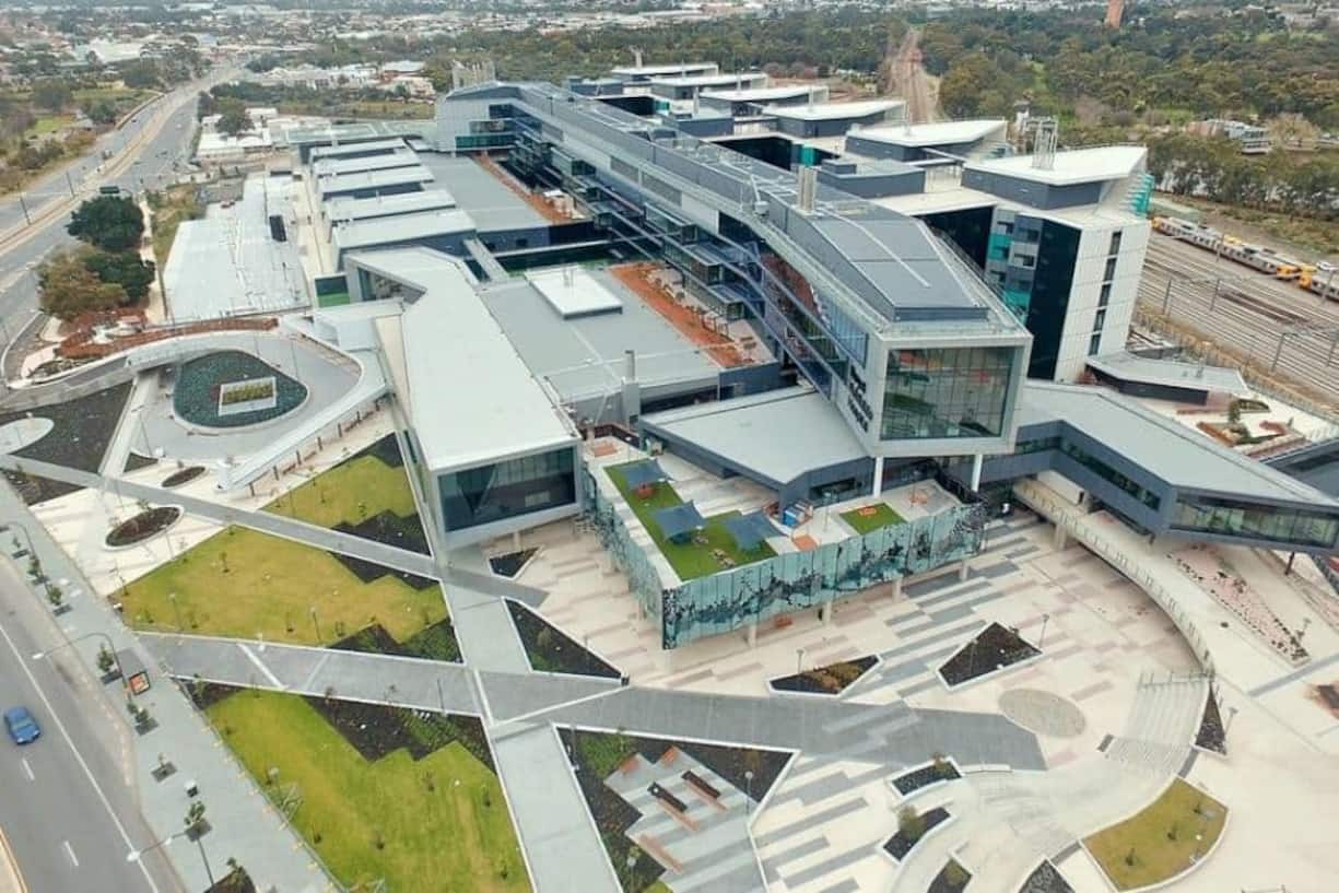 4. Royal Adelaide Hospital in Adelaide: 2,1 Milliarden Dollar
Das neue Krankenhaus in Südaustralien soll das grünste und technologisch fortschrittlichste Spital des Landes werden und 80'000 Patienten im Jahr aufnehmen. Obwohl eigentlich fertiggestellt, konnte es wegen eines Rechtsstreits um angebliche Baumängel noch nicht in Betrieb genommen werden.
SA Government