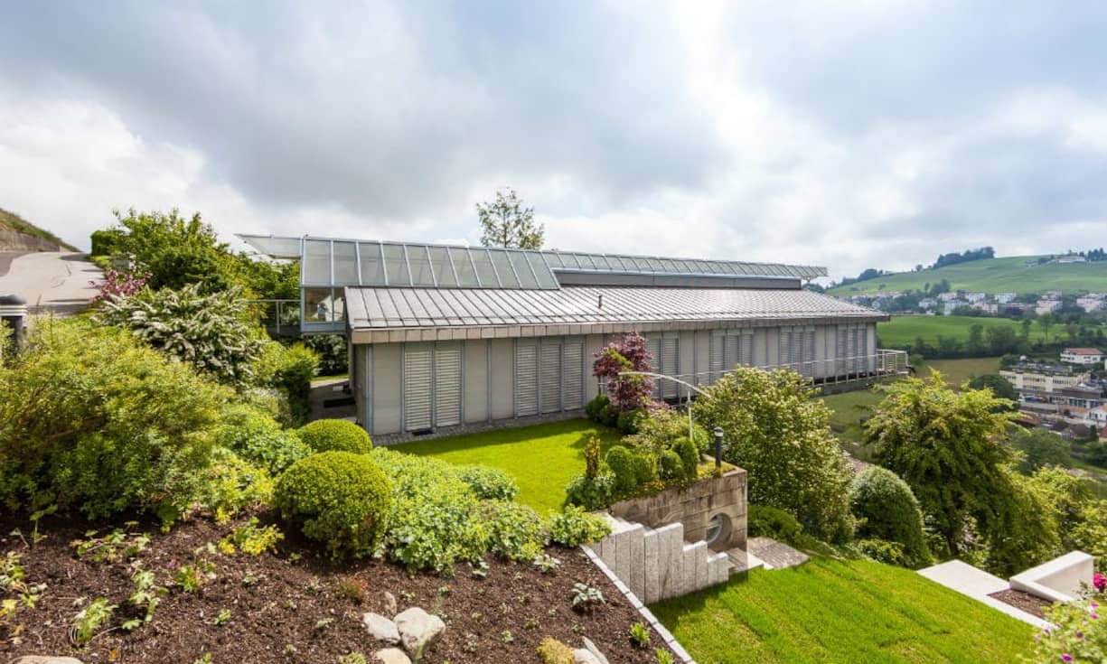 Dank des eigenen Gartensitzplatzes kann man den Sommer durch draussen Essen.