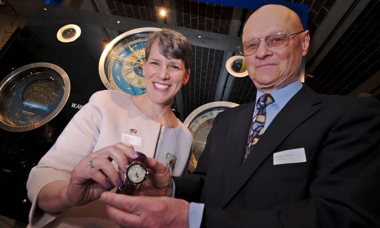 Suzi LeVine, USA-Botschafterin für die Schweiz und Liechtenstein;
Walter Hediger, Owner & CEO, Gallet Watch Company.
Betrachten eine Gallet "Flight Officer", die unter anderem von US-Präsident Harry S. Truman getragen wurde