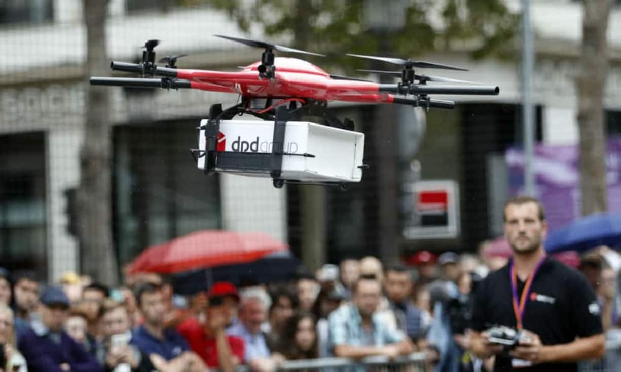 Profi-Anwender erklärten am Sonntag Besuchern auf der Prachtstrasse, wie Drohnen funktionieren und wofür sie eingesetzt werden.