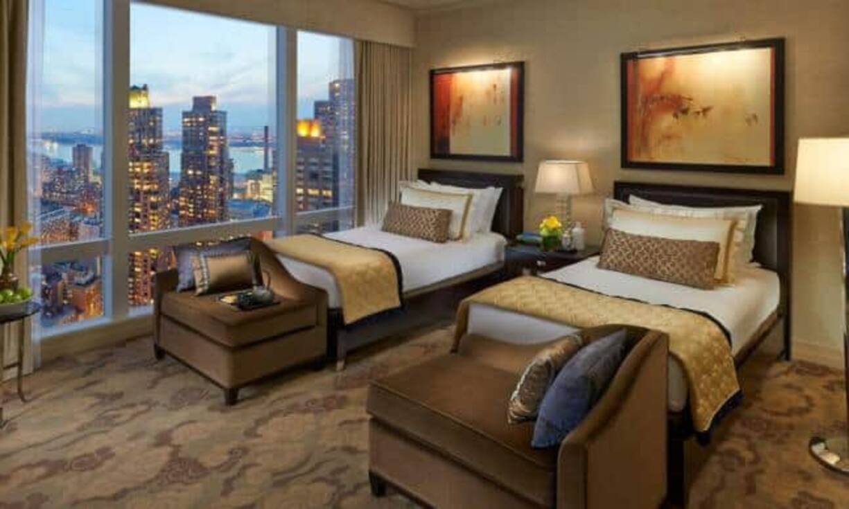 Platz 9: Mandarin Oriental New York, New York.Das Mandarin Oriental New York gibt dem Reisenden zu jedem Zeitpunkt das Gefühl, dass er im Mittelpunkt des Big Apple angekommen ist. New York wird hier und von hier aus zum Erlebnis, zugleich kann man der urbanen Hektik stilvoll entfliehen. Die 244 Zimmer beginnen in der 36. Etage und blicken entweder auf den Central Park oder auf den Hudson.