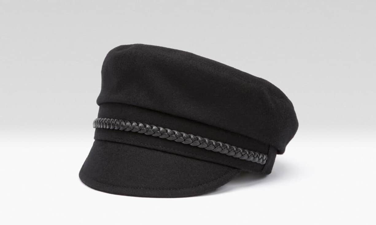 Klassiker: Gucci (Frau)Der Driver Cap aus schwarzem Leder ist ebenso klassisch wie modisch raffiniert. Ein besonderes Detail ist die silberne Schnalle mit dem Gucci-Schriftzug. In drei Grössen erhältlich. Preis 595 Franken