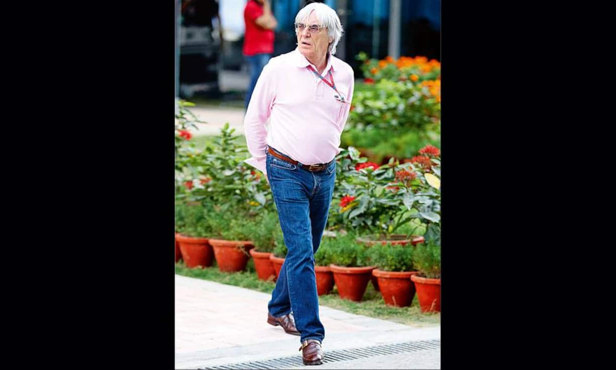 Bernie Ecclestone: Dass er sich grosse Frauen und grosse Freunde sucht, wird von der Boulevardpresse immer wieder thematisiert. Zu seinem Alltags-Look: Meist trägt er helle Farben, viel Weiss, die Ärmel werden in wärmeren Gefilden auch schon mal hochgekrempelt. Seine Schuhe trägt er viele Jahre, dafür investiert er jeweils in einen massgeschneiderten Leisten.