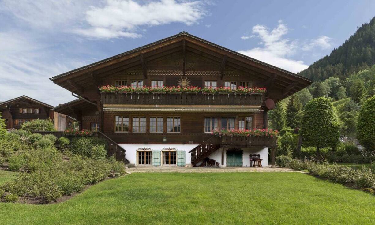 Das ca. 450 m2 grosse, dreistöckige Chalet wurde in den 1970er Jahren gebaut. Auf einer Fläche von ca 1'800 m2 befindet sich der Garten mit Sitzplatz, welcher vom Balkon auf der ersten Etage erreicht werden kann.